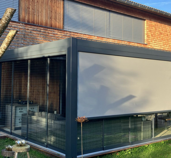 Glazenschuifwand met screens